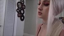 Три красивые девушки побаловали гигантского мальчика в канун Рождества